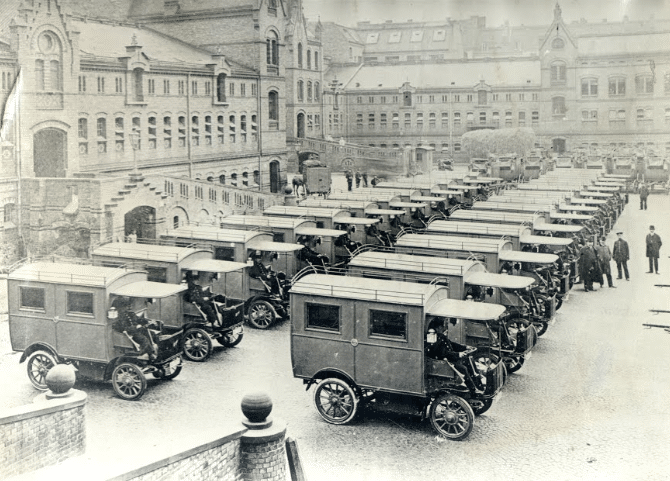 Handover of the first electric Hansa-Lloyd parcel delivery vehicle used by the Deutsche Reichspost (Imperial German mail service), at the Berlin posting station